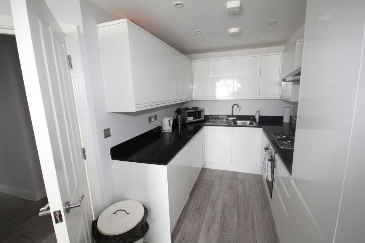 Holden Court - 3 * West Drayton (Middlesex)